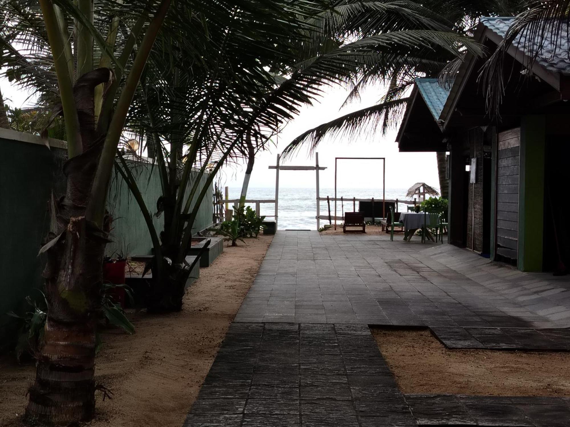 Little Beach Induruwa Bagian luar foto