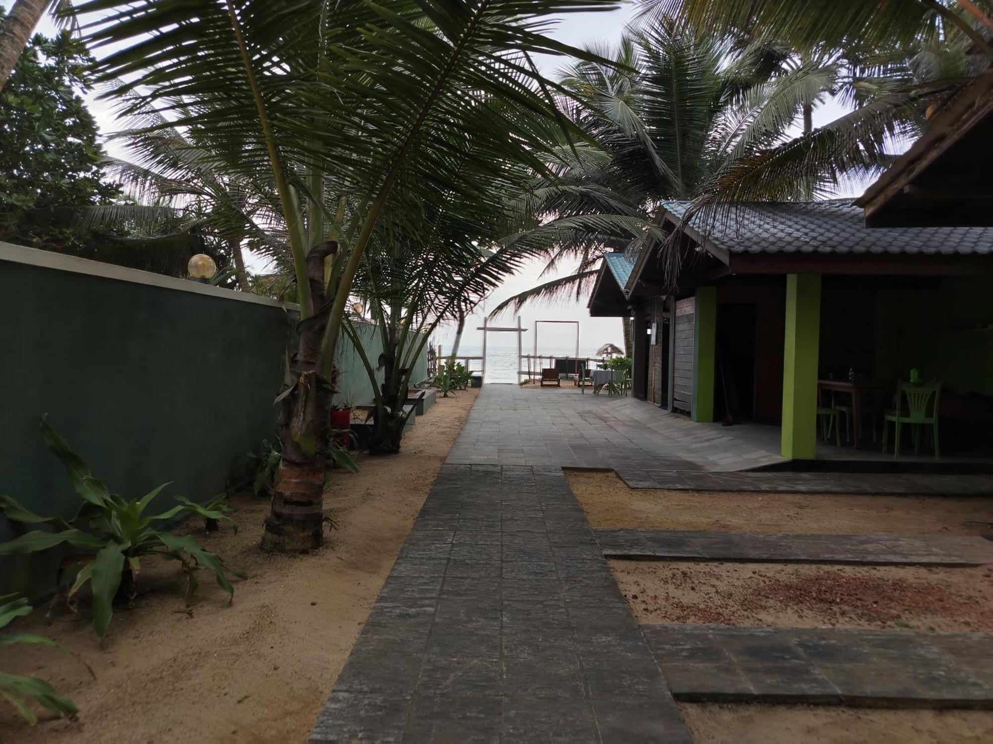 Little Beach Induruwa Bagian luar foto